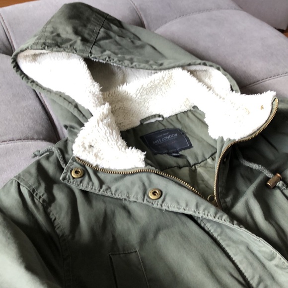 GREAT CONDITION WOMENS COAT - Picture 2 of 9